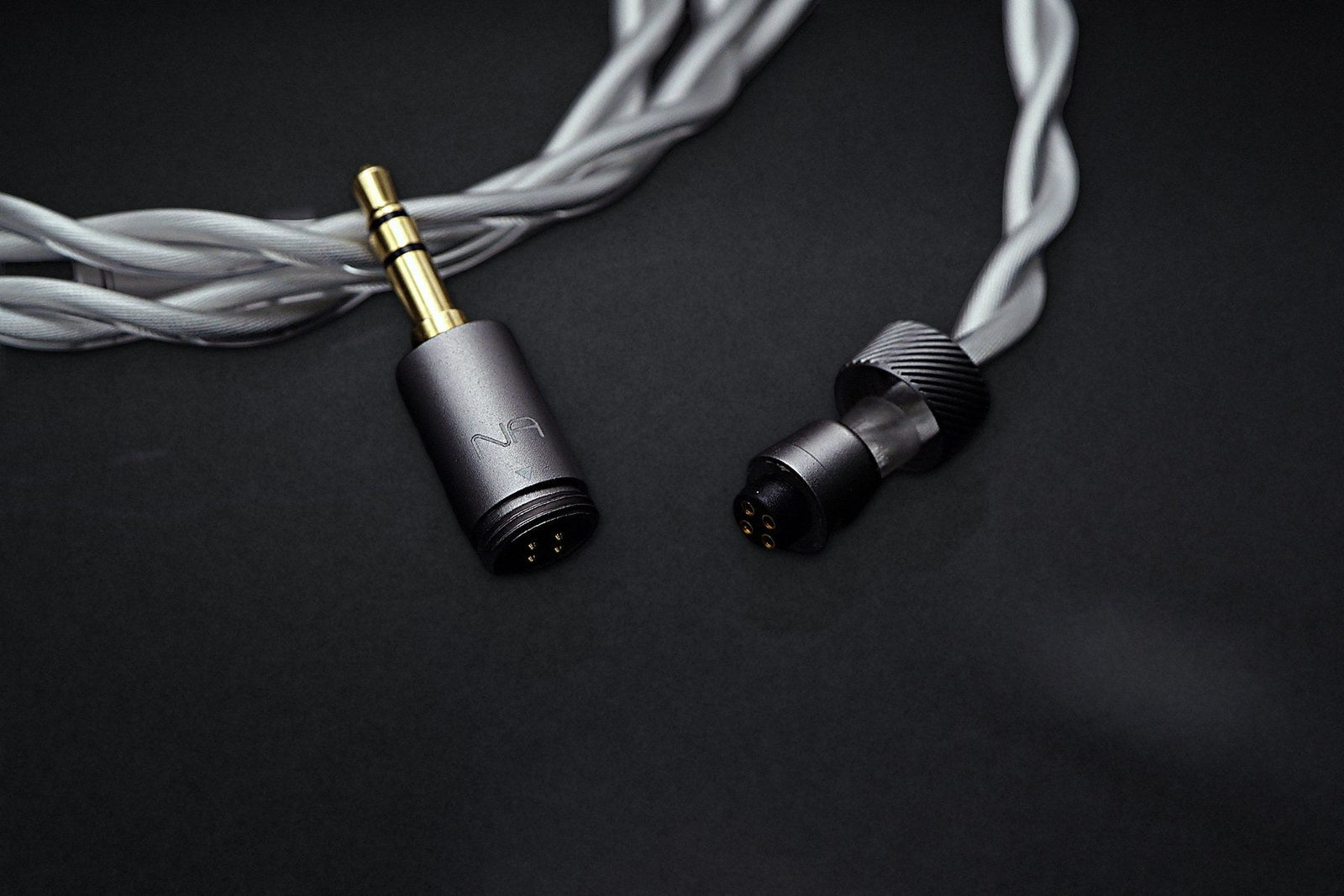 Ethos Ultra detachable 3.5 mm plug and screw-lock connector