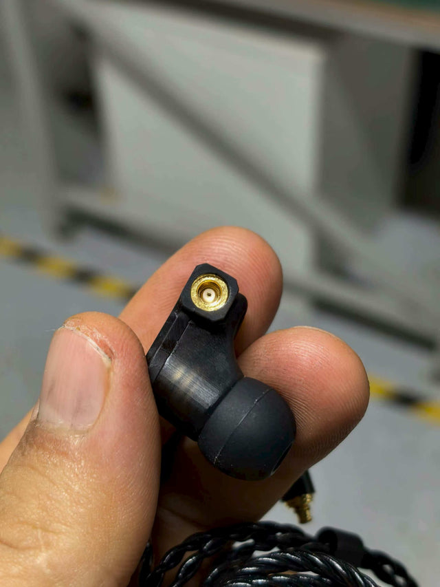 Null Audio reinforced MMCX connector: gold socket with a white plastic block inside around the contact